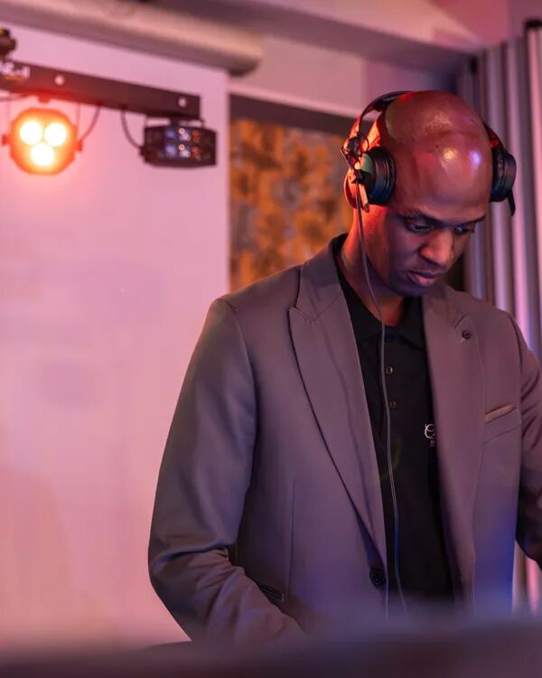 Le travail invisible derrière un DJ “calme”