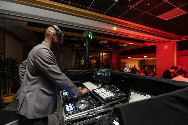 Les fêtes de fin d’année se préparent : DJ ou animation musicale?