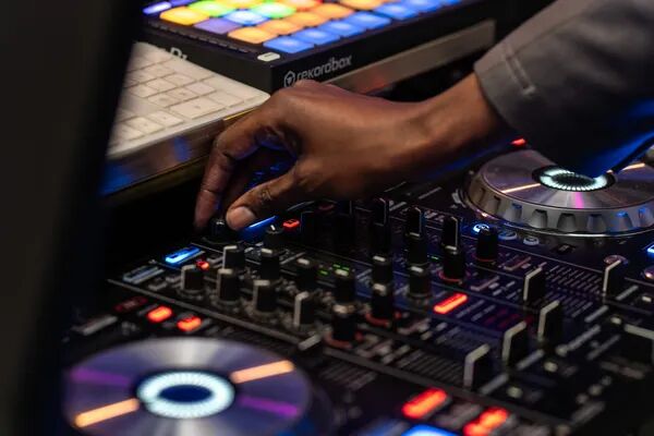 Pourquoi réserver votre DJ le plus tôt possible ?