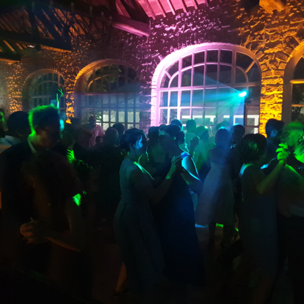 👉 Un DJ visible, une ambiance incomparable